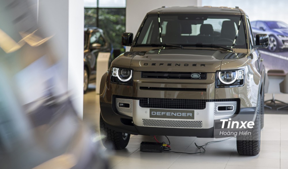 Land Rover Defender "bán chạy như tôm tươi" khiến hãng sản xuất không kịp