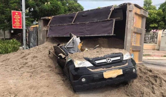 Hà Nội: Honda CR-V bẹp dúm sau khi bị xe ben chở cát lật ngang và đổ trúng