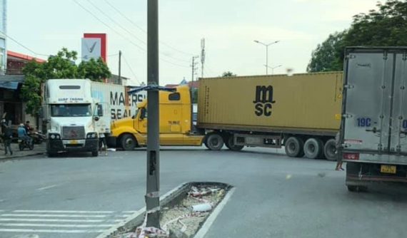Video: Vụ va chạm giữa 2 xe container ở Hải Phòng khiến cánh tài xế bảo ban nhau nên nhường nhịn