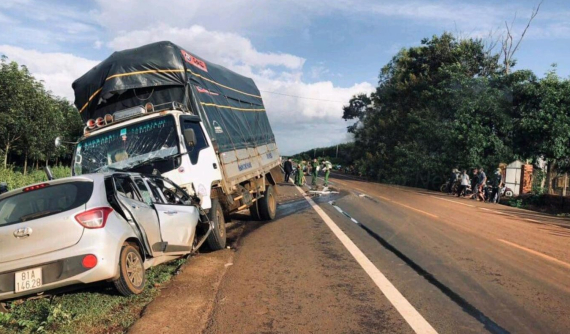 Gia Lai: Ô tô con Hyundai Grand i10 đối đầu xe tải, 3 người trong một gia đình thiệt mạng