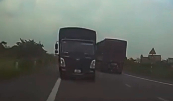 Video: Tài xế ô tô buồn ngủ, lao sang làn đường ngược chiều, suýt đối đầu xe tải tại Hưng Yên