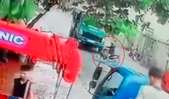 Video: Sang đường thiếu quan sát, người đàn ông đi xe máy bị ô tô tải tông tử vong tại Ninh Bình