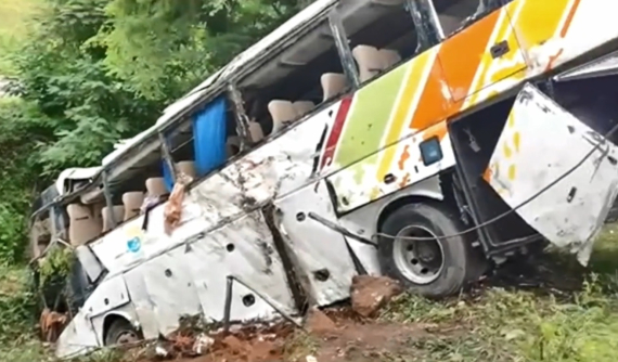 Video: Xe buýt lật nhào xuống sông ở Trung Quốc khiến 60 người thương vong