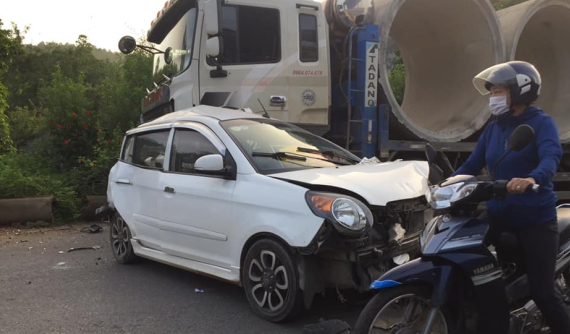 Thái Nguyên: Va chạm với xe tải, Kia Morning nát bét đầu xe, phần đuôi bẹp dúm