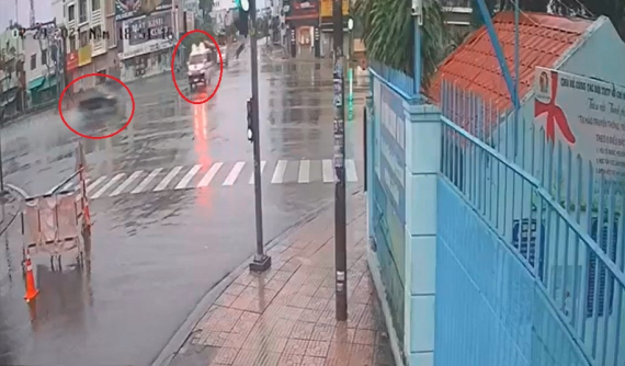 Video: Ô tô con vượt đèn đỏ, tông lật xe cứu thương tại Tp. Hồ Chí Minh