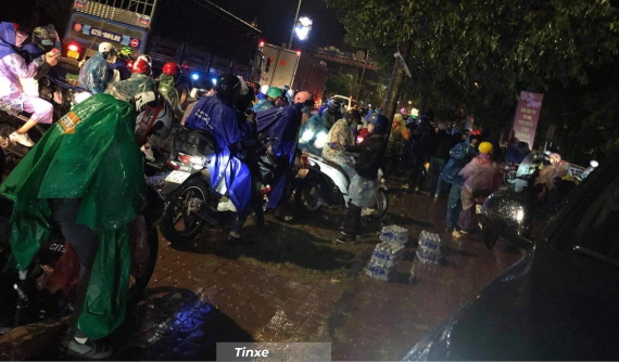 Video: Trắng đêm dầm mưa với những phần quà dành cho khách đường xa đi qua thị trấn Đắk Mil