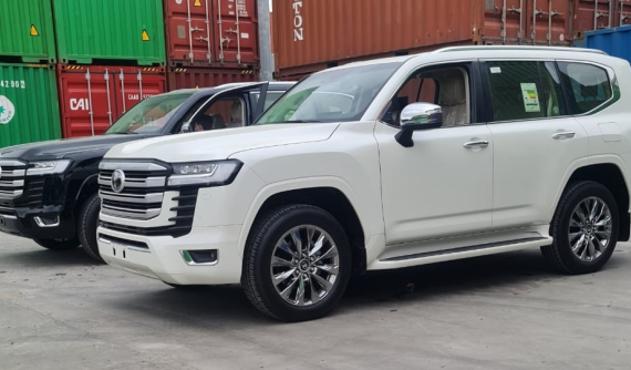 Lô hàng Toyota Land Cruiser 2022 đầu tiên về đến Campuchia khiến khách hàng Việt Nam sốt sắng
