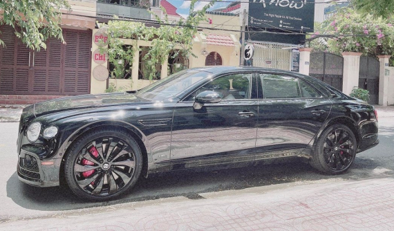 Con trai của Lệ Quyên chia sẻ hình ảnh xe Bentley Flying Spur đắt tiền của bố mới tậu