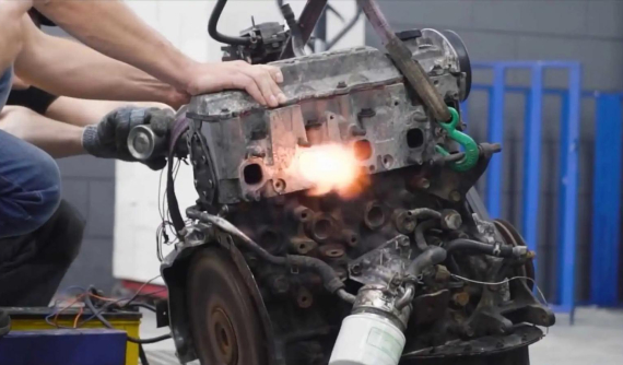 Theo dõi người Nga thử nghiệm chuyển đổi động cơ Toyota chạy dầu sang chạy xăng