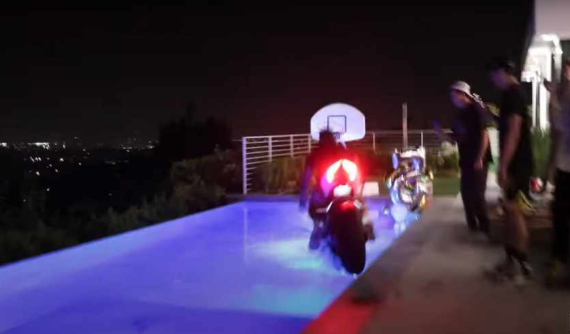 Giật mình với cảnh Youtuber "phi" Ducati Panigale V2 trị giá hơn nửa tỷ xuống bể bơi