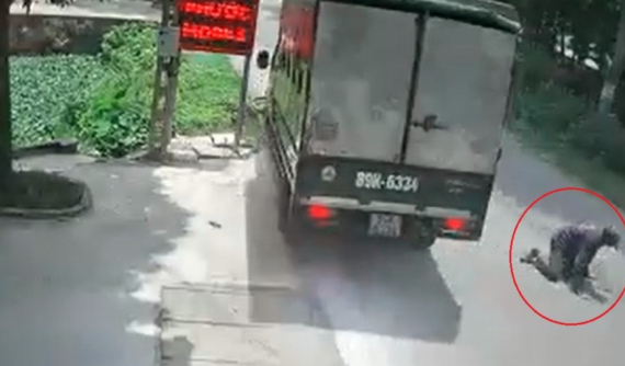 Video: Ô tô tải mất lái, lao sang làn đường ngược chiều và phản xạ nhanh như cắt của người đi xe máy