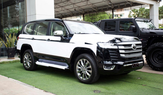 Cận cảnh Toyota Land Cruiser 2022 đầu tiên về Campuchia