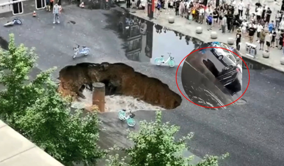 Video: "Hố tử thần" lại xuất hiện trên đường phố ở Trung Quốc, nuốt chửng 1 ô tô đang lưu thông