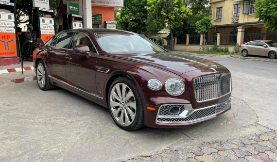 Bentley Flying Spur V8 First Edition màu lạ về nước, xe siêu sang dành cho các chủ tịch "trẻ"