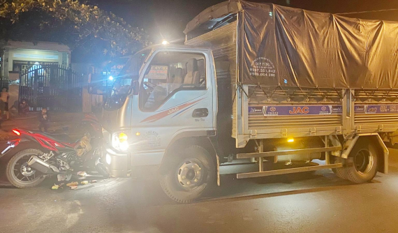 Đắk Lắk: Trên đường về quê tránh dịch, người đàn ông tông xe máy trực diện vào ô tô tải