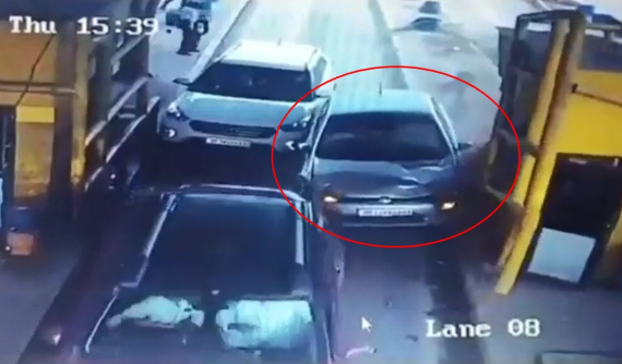 Video quay khoảnh khắc xe ô tô chạy quá tốc độ, tông trúng 2 người ở trạm thu phí