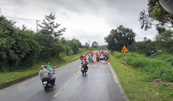 Video: 2 xe máy trong đoàn về quê tránh dịch xảy ra va chạm ở Kon Tum, dân mạng khen phản ứng của CSGT