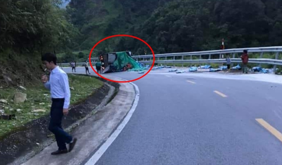 Video quay khoảnh khắc trước khi xe tải lật nghiêng trên QL4D khiến người xem "nổi hết da gà"