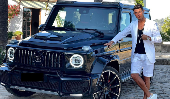 Cristiano Ronaldo lại gây sốt mạng xã hội với bức ảnh chụp cùng "khủng long" Brabus G V12 900 chỉ có 10 chiếc