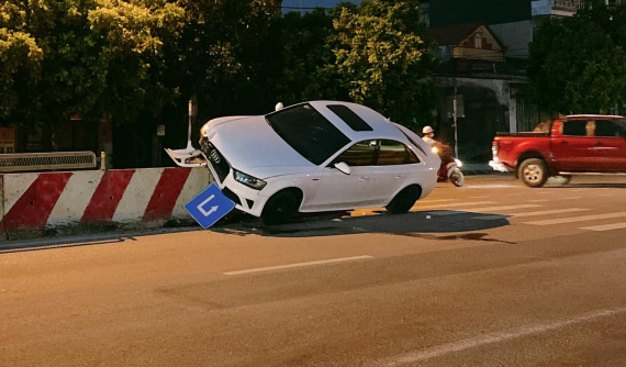 Ninh Bình: Xe sang Audi hư hỏng nặng sau khi lao lên dải phân cách