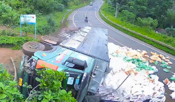 Video: Nghi ngờ tài xế ngủ gục khiến xe tải tông vào dải ta-luy rồi lật nghiêng trên QL14