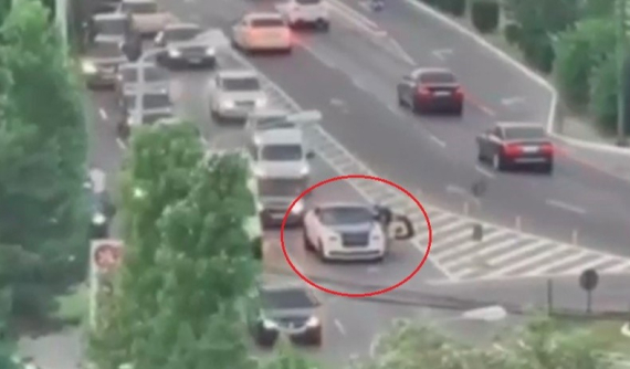 Video: Hết xăng ngay tại vòng xuyến, chiếc xe siêu sang Rolls-Royce Wraith gây ùn tắc giao thông