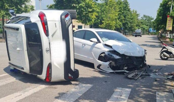 Va chạm giữa phố, Hyundai Elantra vỡ nát đầu xe, Toyota Corolla Cross lật nghiêng trên đường