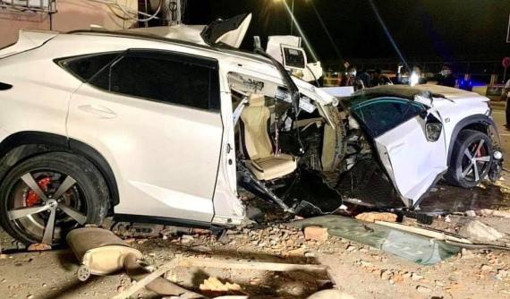 Tai nạn kinh hoàng khiến xe Lexus đứt làm đôi, tài xế tử vong ngay tại chỗ