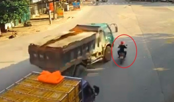 Video: Xe ben vượt ẩu và rẽ thiếu quan sát, tông tử vong người phụ nữ đi xe máy tại Vĩnh Phúc