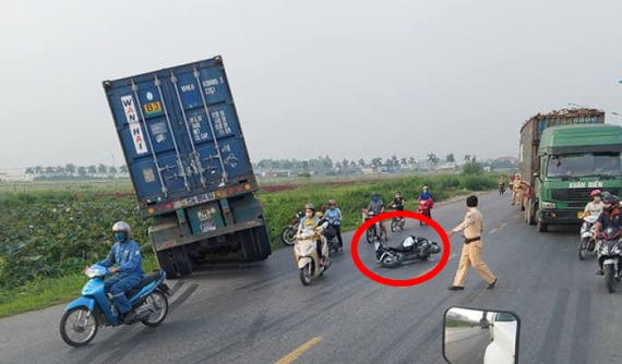 Video: 2 cô gái chạy xe máy tránh CSGT khiến xe container lao xuống mương ở Hưng Yên