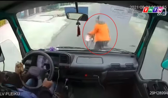 Video: Ô tô tải tông văng người phụ nữ đi xe đạp sang đường vì vài giây thiếu quan sát của tài xế