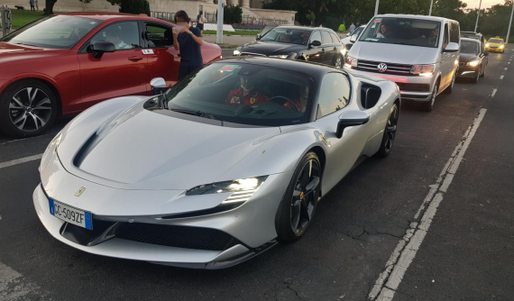 Video: Hai tay đua F1 của Scuderia Ferrari bị bắt gặp lái siêu xe Ferrari SF90 Stradale ở Budapest