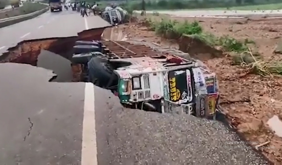 Video: Xe tải bị "hố tử thần" bất ngờ xuất hiện trên đường phố Ấn Độ nuốt chửng