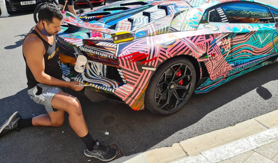 Chủ xe Lamborghini Aventador SVJ tiến hành sơn thủ công siêu xe giữa nơi công cộng