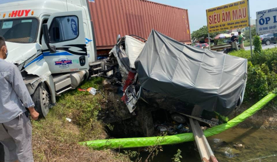 Video quay khoảnh khắc ô tô tải đối đầu xe container khiến 2 vợ chồng tử vong tại Bắc Giang