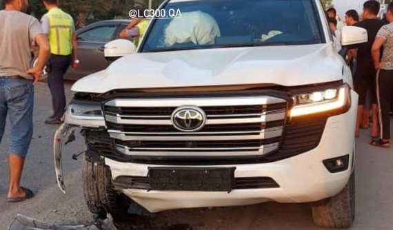 Vừa mới đến tay khách hàng, chiếc Toyota Land Cruiser 2022 đã bị tai nạn toác cả đầu