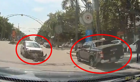 Video: Toyota Yaris vượt xe khác nhưng lại tông thẳng vào đuôi Mitsubishi Triton đỗ bên đường