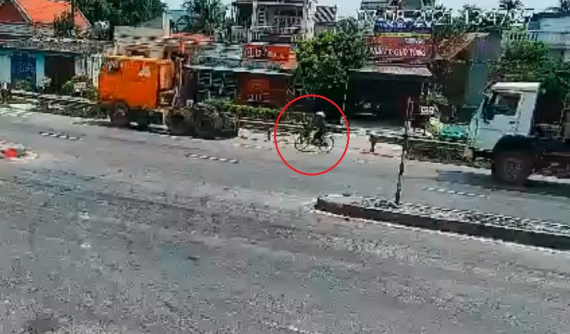 Video: Sang đường khuất sau xe ben, người phụ nữ đi xe đạp va chạm với xe container tại Hải Dương