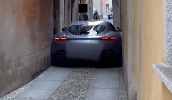 Video: Siêu xe Ferrari Roma rơi cảnh "tiến thoái lưỡng nan" trên một con phố siêu hẹp ở Ý