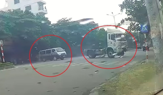 Video quay vụ va chạm giữa xe van và xe đầu kéo tại Hải Dương khiến cư dân mạng tranh cãi