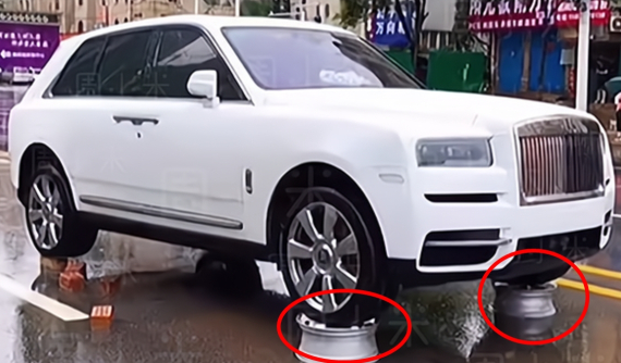 Không tin quảng cáo, chủ xe Rolls-Royce Cullinan dùng bộ mâm để nâng cao xe lên, tránh nước lũ gây hư hỏng