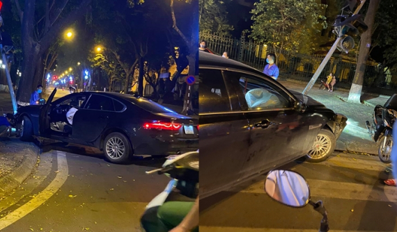 Hà Nội: Xe sang Jaguar tông gãy cột đèn giao thông, túi khí khoang lái bung ra