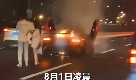 Siêu xe Lamborghini bất ngờ cháy như đuốc trên đường, thiếu gia an ủi bạn gái "có anh đây rồi"
