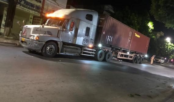 Hải Phòng: Tông vào xe rác và ngã ra đường, người đi xe máy tử vong dưới bánh xe container