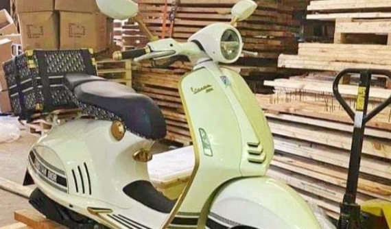 Mặc kệ Covid-19, siêu phẩm Vespa 946 Christian Dior vẫn về Việt Nam