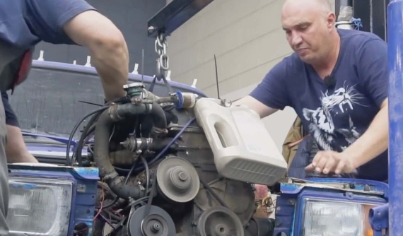 Theo dõi người Nga thực hiện hoán đổi động cơ từ xe này sang xe kia khi động cơ vẫn đang chạy
