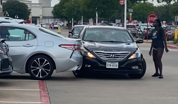 Video: Nữ tài xế lái Toyota Camry liên tục tông chiếc Hyundai Sonata để bỏ trốn sau khi gây tai nạn