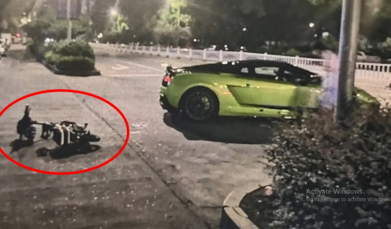 Video: Thanh niên chạy xe đạp điện ngược chiều, tông trúng siêu xe Lamborghini, thiệt hại hơn 350 triệu đồng