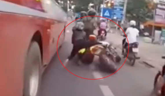 Video: Thanh niên điều khiển mô tô phân khối lớn tự gây tai nạn rồi ngã vào ô tô khách tại Đồng Nai