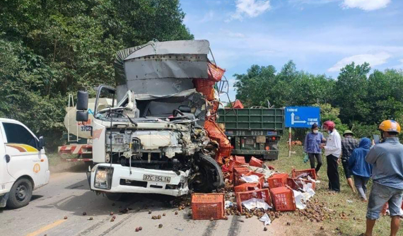 Hà Tĩnh: Ô tô tải và xe đầu kéo tông nhau kinh hoàng, 1 tài xế tử vong